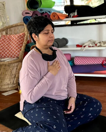 Nilofar Haja (she/her) offers Expressive Arts Workshops, sound meditation and Tibetan sound healing, creative writing retreats and creative exploration workshops for individuals, pairs, groups, and teams, online and in-person.